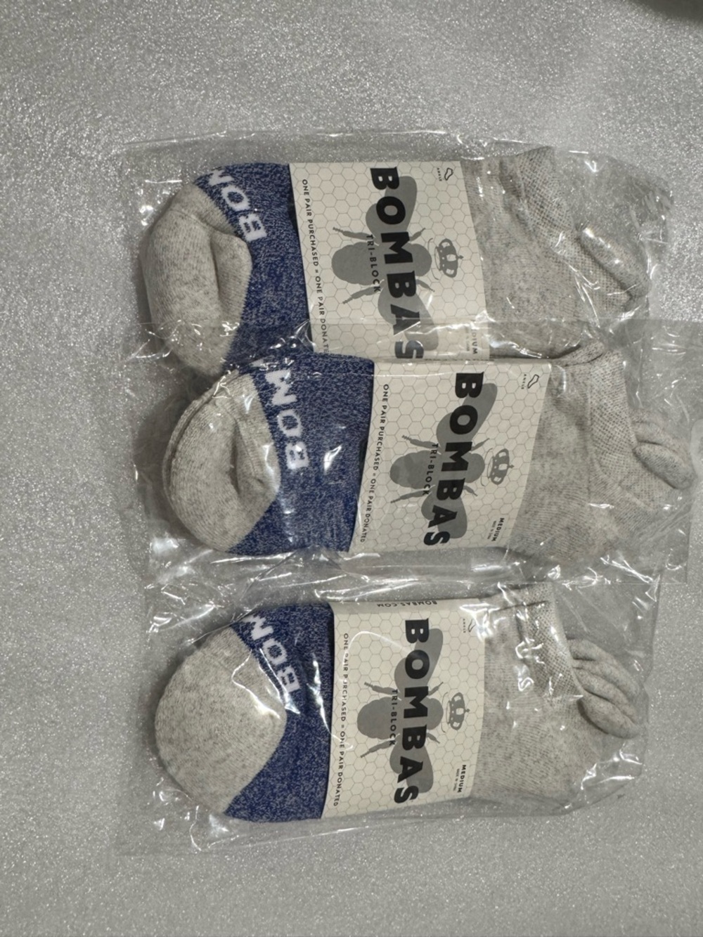 Bombas Unisex Medium Ankle No-Show Socks in Light Gray with Blue Accent